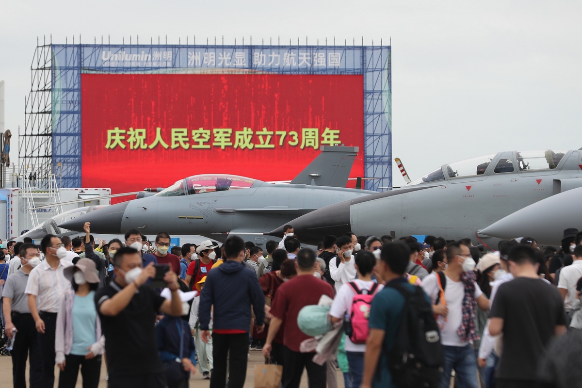 庆祝人民空军成立73周年 珠海航展迎来首个公众开放日